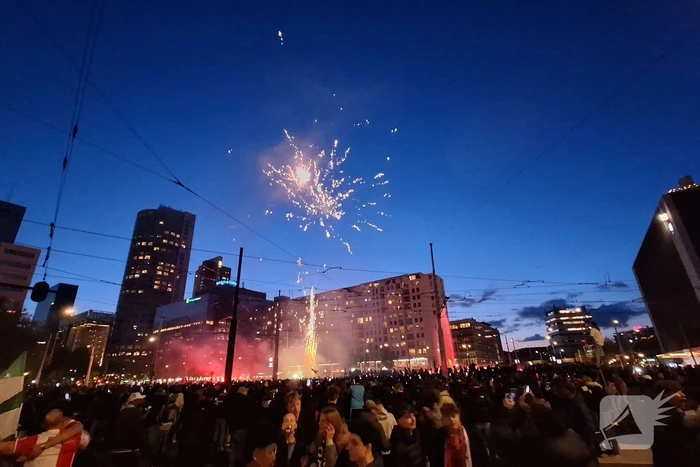 Feyenoord fans vieren feest bij fontein na winnen bekerfinale