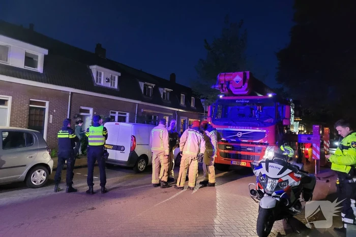 Brandweer veegt schoorsteen na schoorsteenbrand