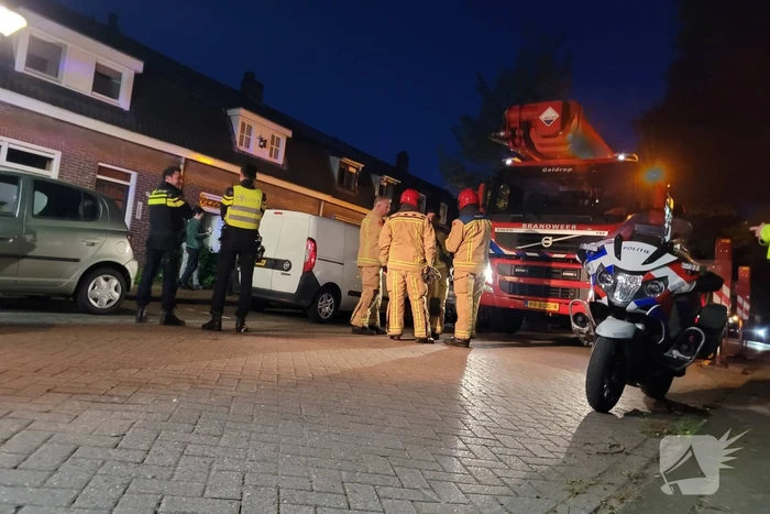 Brandweer veegt schoorsteen na schoorsteenbrand