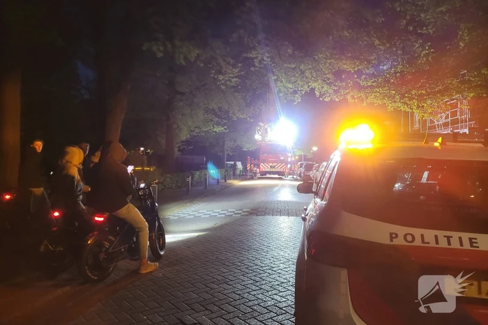 Brandweer veegt schoorsteen na schoorsteenbrand