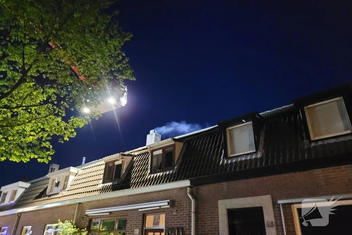 Brandweer veegt schoorsteen na schoorsteenbrand