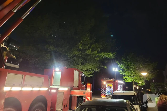 Brandweer veegt schoorsteen na schoorsteenbrand