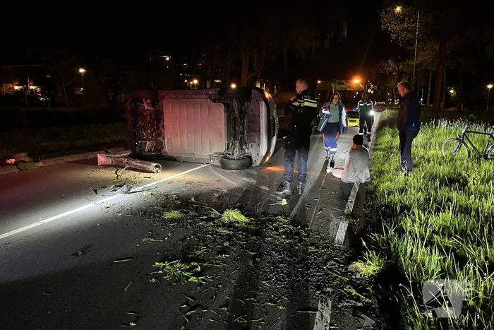 Automobilist verliest macht over stuur en belandt op zijkant
