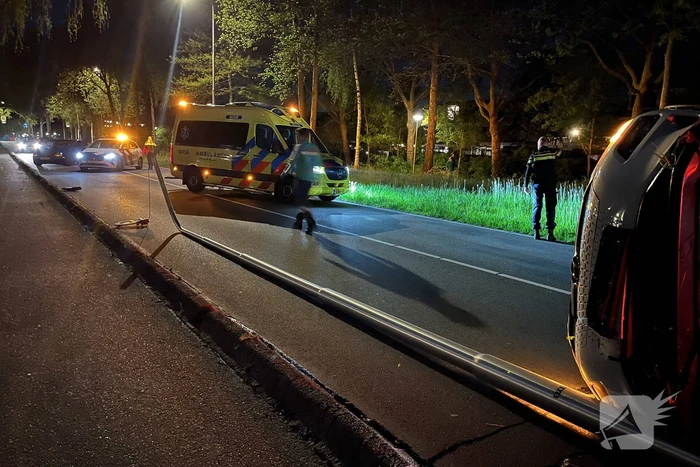 Automobilist verliest macht over stuur en belandt op zijkant
