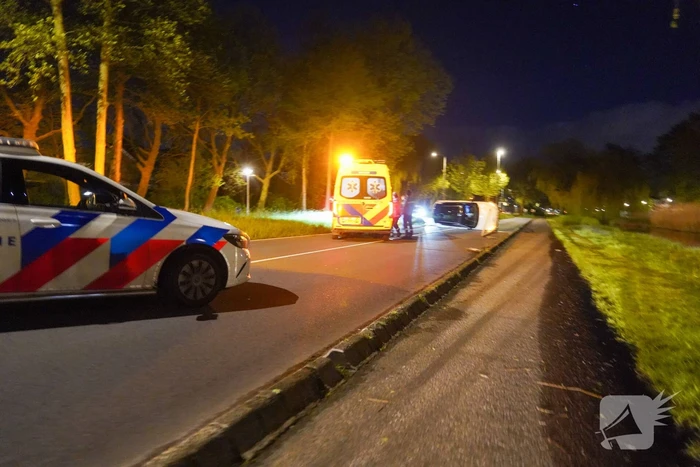 Automobilist verliest macht over stuur en belandt op zijkant