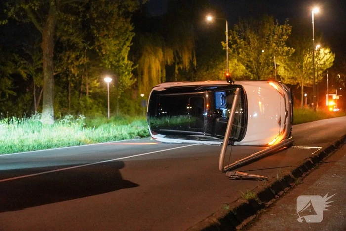Automobilist verliest macht over stuur en belandt op zijkant
