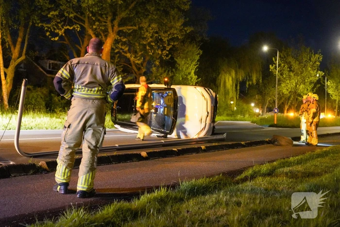 Automobilist verliest macht over stuur en belandt op zijkant