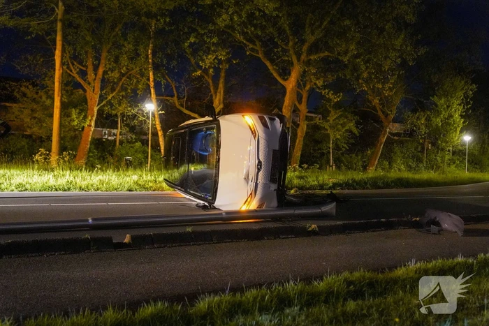 Automobilist verliest macht over stuur en belandt op zijkant