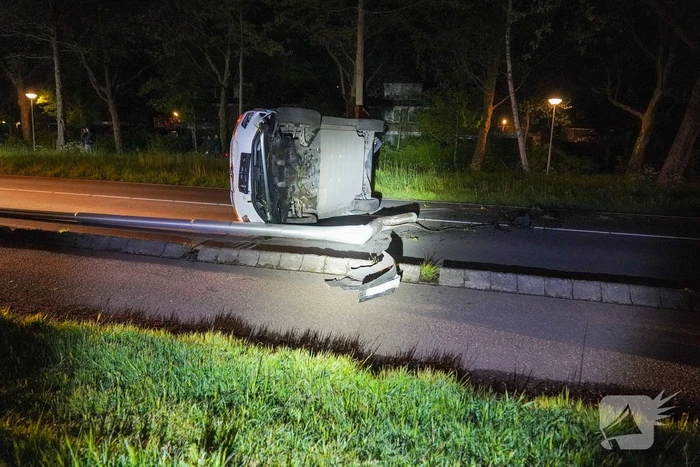 Automobilist verliest macht over stuur en belandt op zijkant