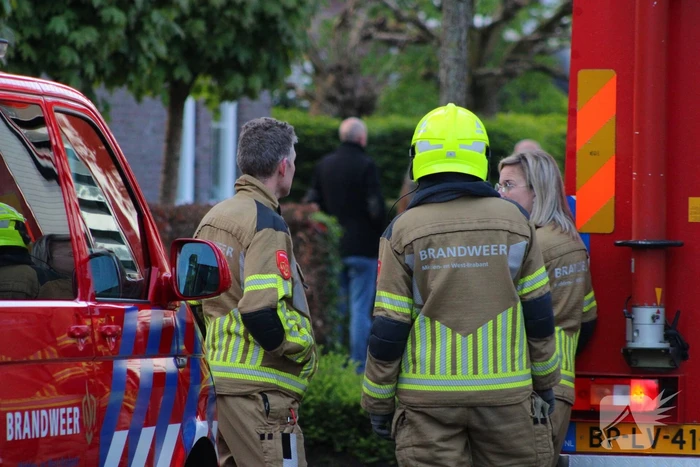 Auto en garage verwoest door brand, woning zwaar beschadigd