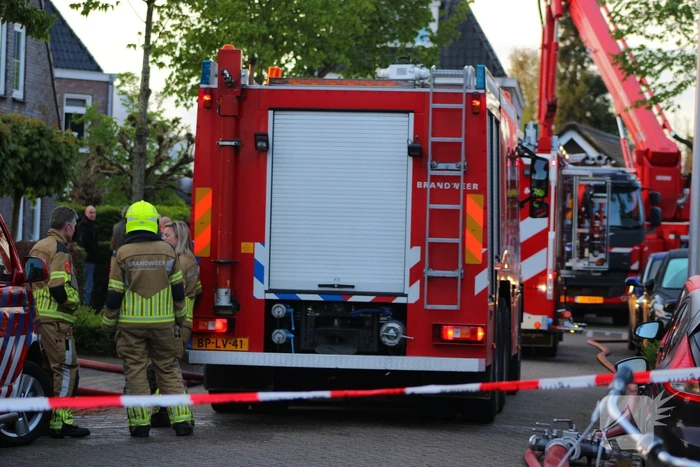 Auto en garage verwoest door brand, woning zwaar beschadigd