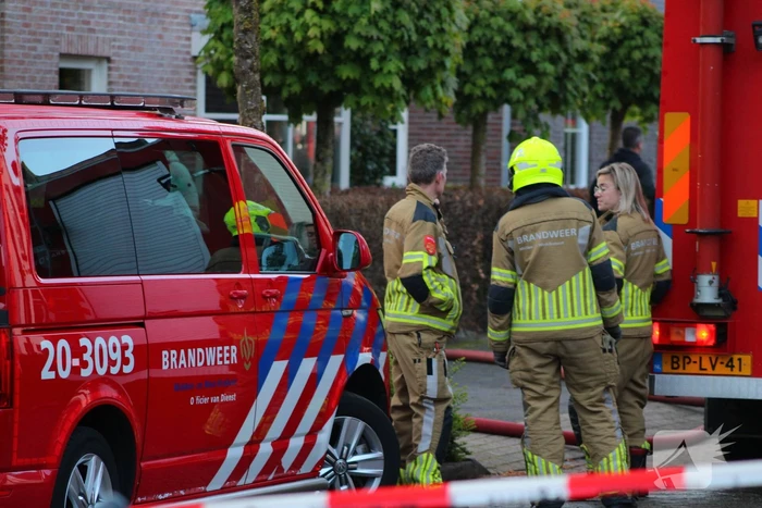 Auto en garage verwoest door brand, woning zwaar beschadigd