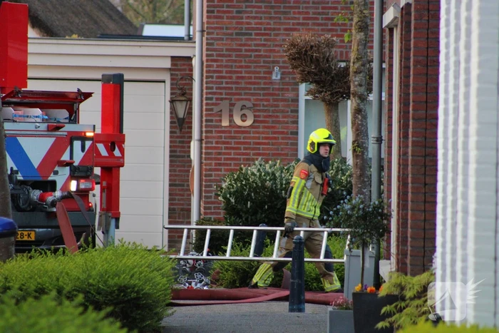 Auto en garage verwoest door brand, woning zwaar beschadigd