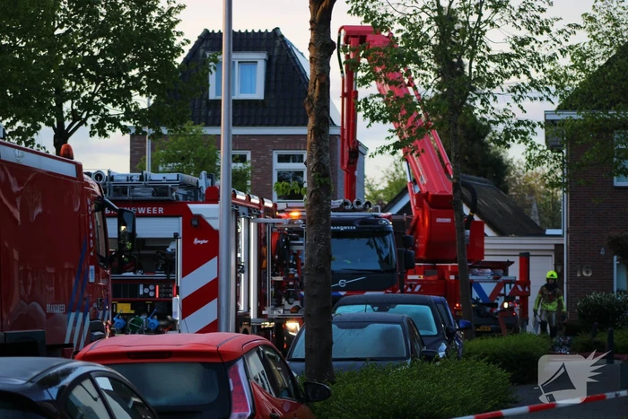 Auto en garage verwoest door brand, woning zwaar beschadigd