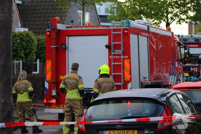 Auto en garage verwoest door brand, woning zwaar beschadigd