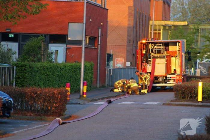 Auto en garage verwoest door brand, woning zwaar beschadigd