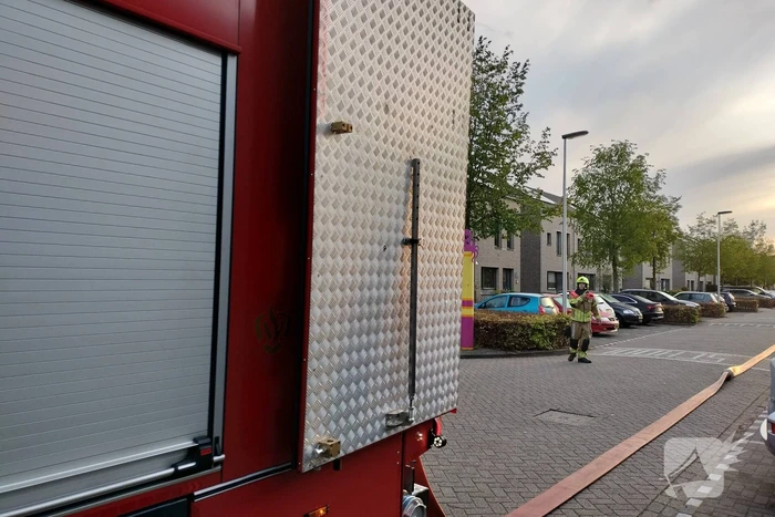 Auto en garage verwoest door brand, woning zwaar beschadigd