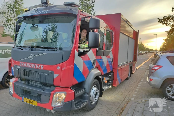 Auto en garage verwoest door brand, woning zwaar beschadigd