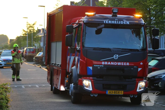 Auto en garage verwoest door brand, woning zwaar beschadigd