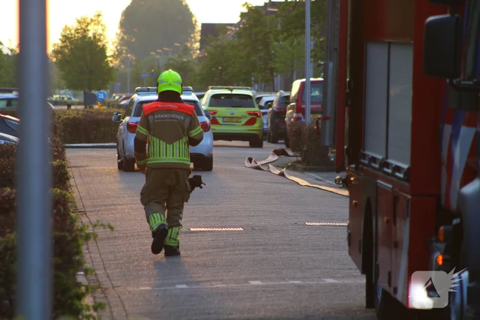 Auto en garage verwoest door brand, woning zwaar beschadigd