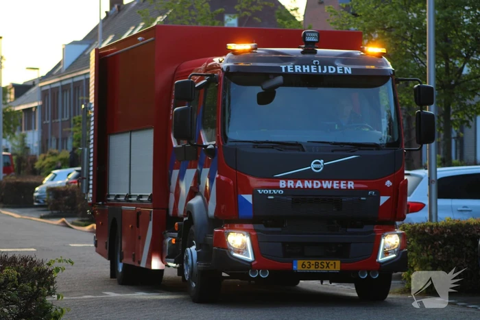 Auto en garage verwoest door brand, woning zwaar beschadigd
