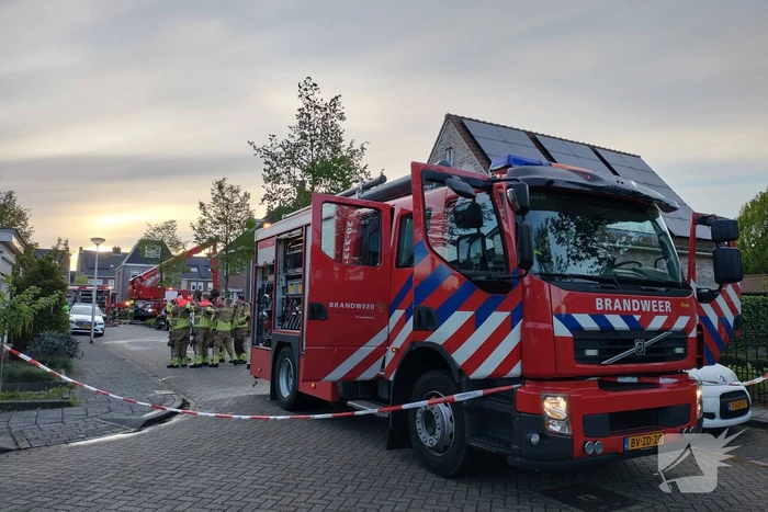 Auto en garage verwoest door brand, woning zwaar beschadigd