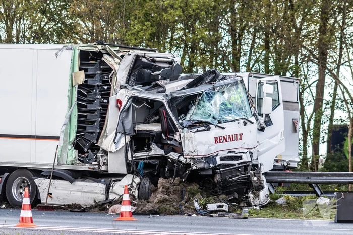 Meerdere gewonden bij aanrijding tussen drie vrachtwagens