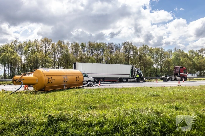 Meerdere gewonden bij aanrijding tussen drie vrachtwagens