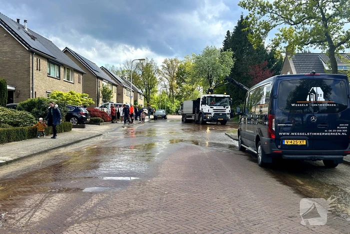 Geknapte waterleiding zet straat blank