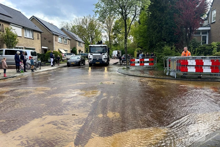 Geknapte waterleiding zet straat blank