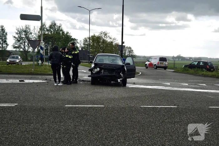 Twee voertuigen botsen op kruising