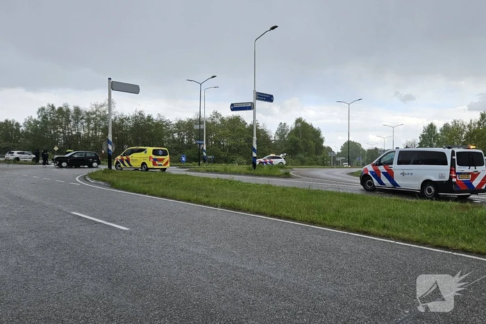 Twee voertuigen botsen op kruising