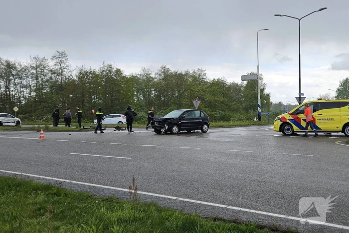 Twee voertuigen botsen op kruising