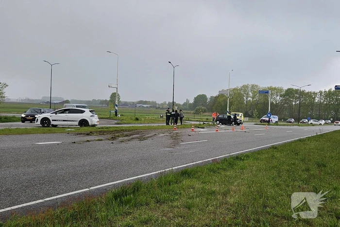 Twee voertuigen botsen op kruising