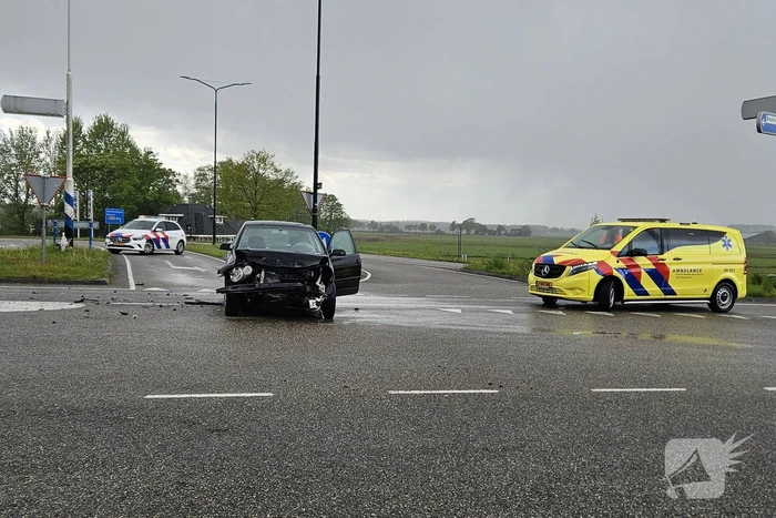 Twee voertuigen botsen op kruising