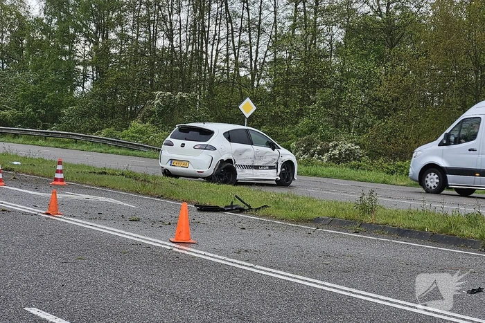 Twee voertuigen botsen op kruising