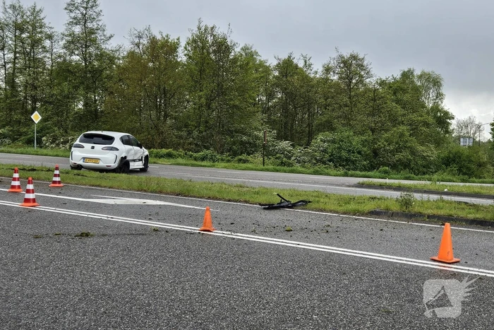 Twee voertuigen botsen op kruising