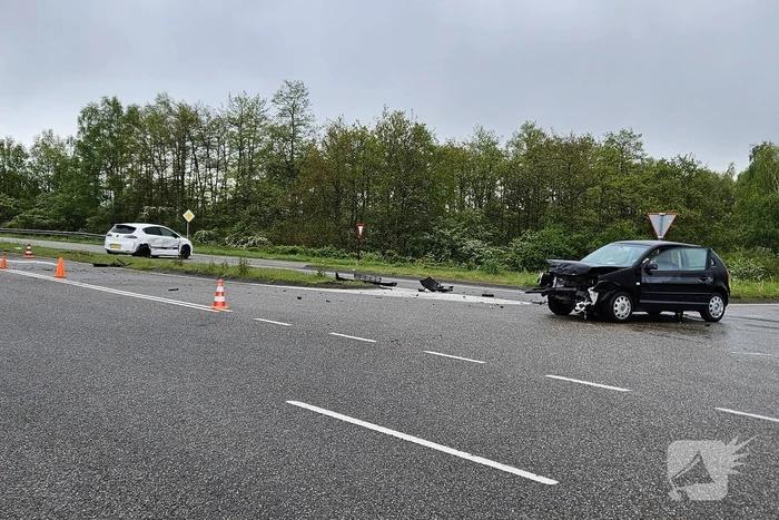 Twee voertuigen botsen op kruising