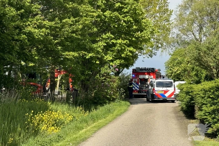 Bouwcontainer vat vlam naast woning