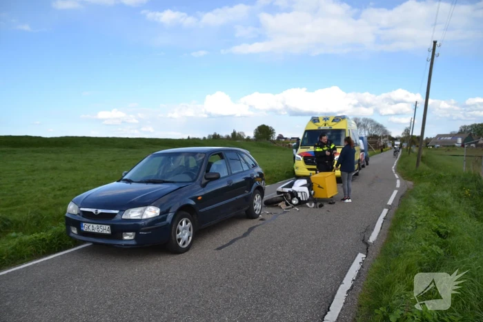 Pizzabezorger klapt achterop personenauto