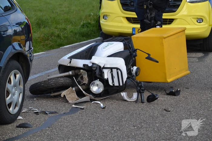 Pizzabezorger klapt achterop personenauto