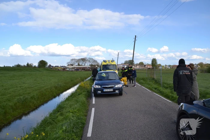 Pizzabezorger klapt achterop personenauto