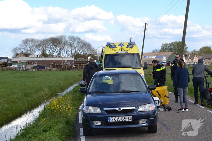 Pizzabezorger klapt achterop personenauto