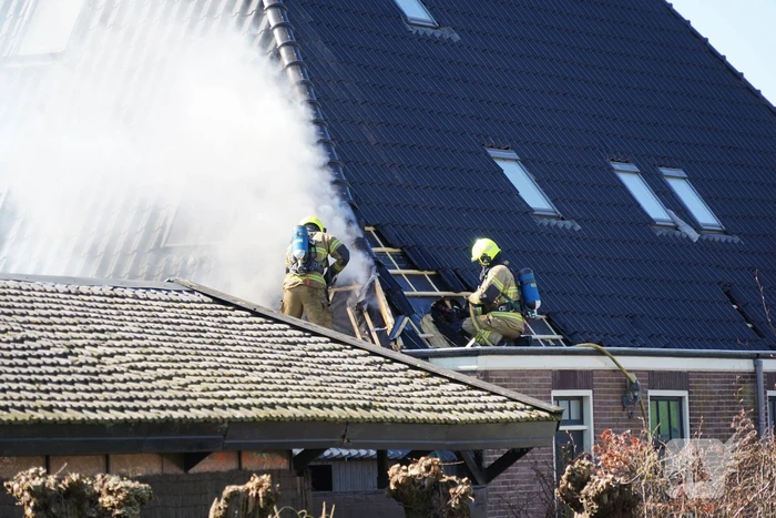 Rieten dak zorgt voor uitslaande brand