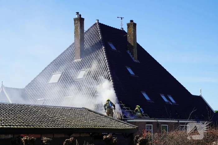 Rieten dak zorgt voor uitslaande brand