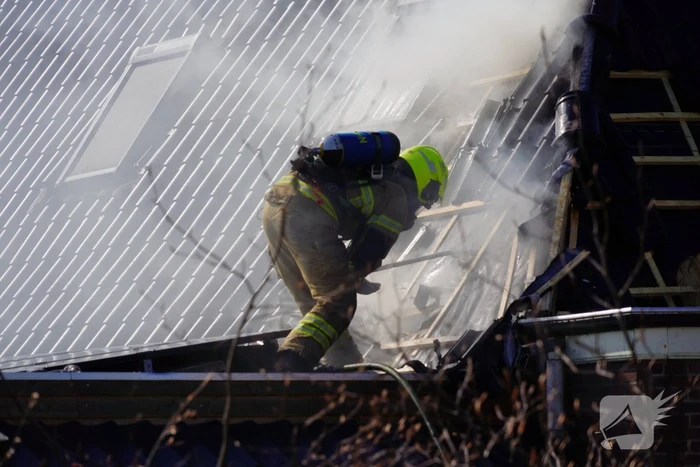 Rieten dak zorgt voor uitslaande brand