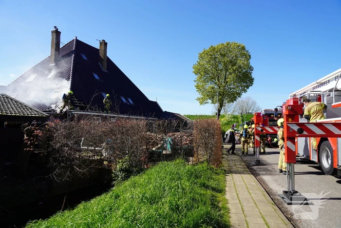 Rieten dak zorgt voor uitslaande brand