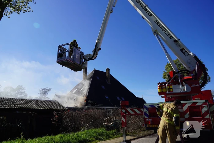 Rieten dak zorgt voor uitslaande brand