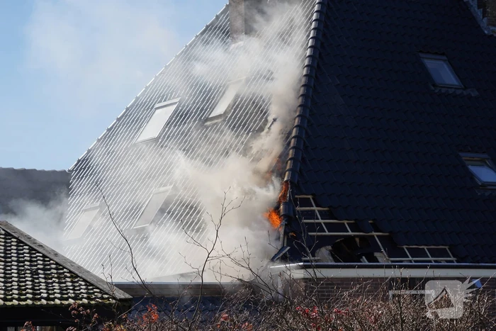 Rieten dak zorgt voor uitslaande brand