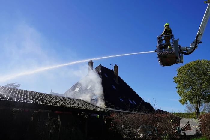 Rieten dak zorgt voor uitslaande brand